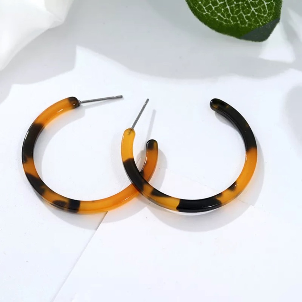 Tortoise shell acrylic hoop earrings NEW - Picture 2 of 2